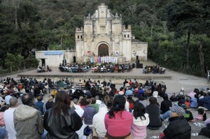 choir-crowd-antigua
